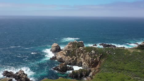 Blaue-Seelandschaft-Des-Pazifischen-Ozeans-Tagsüber-Von-Big-Sur-In-Kalifornien,-Usa