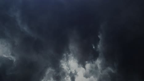 Dunkle-Wolken-Bewegen-Sich-Mit-Gewitter-4k-Am-Himmel