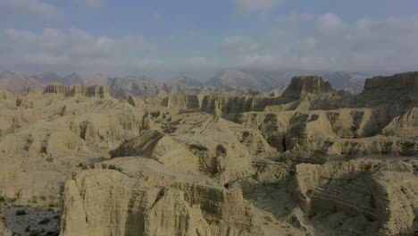 Aéreo-Sobre-El-épico-Paisaje-Montañoso-árido-Del-Parque-Nacional-Hingol-En-Baluchistán