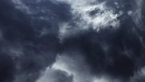 Nubes-Cumulonimbus-En-El-Cielo-Con-Tormenta