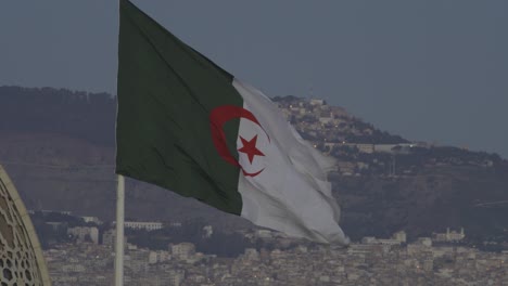 Algerien-Flagge-Weht-In-Der-Morgendämmerung-Des-Tages