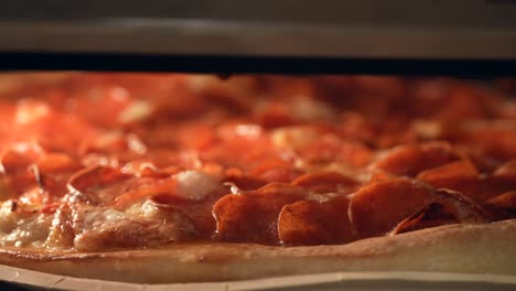 Peperoni-Pizzakuchen-Backen-Im-Ofen-Mit-Öl-Aus-Dem-Geschmolzenen-Käse,-Der-Sprudelt