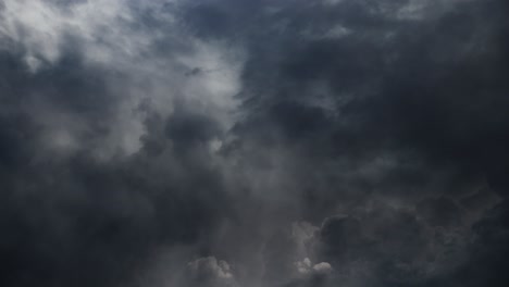 Ein-Gewitter-Dunkle-Wolken-Am-Himmel-4k