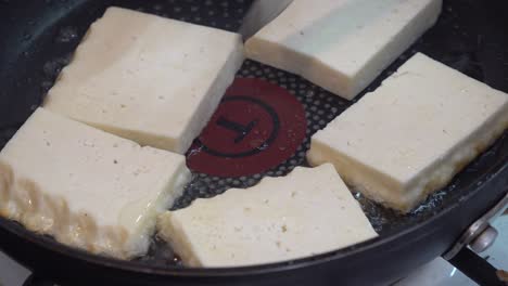 Käse-Auf-Öl-In-Einem-Topf-Braten