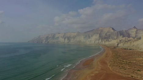 Vista-Aérea-De-La-Costa-De-La-Playa-Junto-Al-Mar-Arábigo-En-El-Parque-Nacional-Hingol-En-Baluchistán