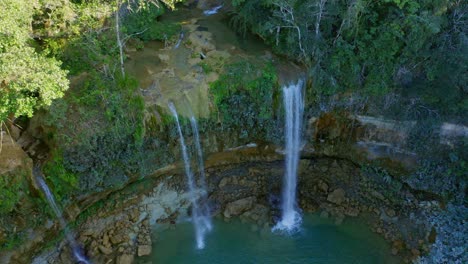 Cascadas-Y-Gran-Piscina-Natural-En-Bayaguana,-Monte-Plata,-República-Dominicana---Toma-Aérea