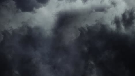 POV-Wolken-über-Dem-Himmel-Mit-Blitzschlag-4k