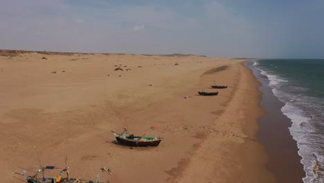 Antena-Sobre-Barcos-De-Pesca-Descansando-En-La-Playa-Junto-Al-Mar-Arábigo-En-Baluchistán