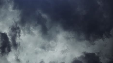 Punto-De-Vista-Relámpago-Nubes-Oscuras-Moviéndose-En-El-Cielo-Tormenta
