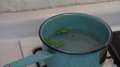 Grüne-Chilis-In-Kochendem-Wasser