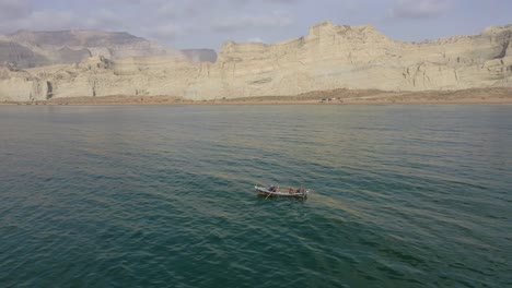 Aerial-View-Of-Fisherman-In-Traditional-Wooden-Row-Boat-In-Arabian-Sea-Off-Coast-Of-Balochistan