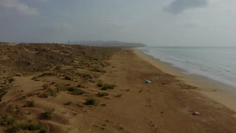 Langsames-Aufsteigen-Aus-Der-Luft-über-Die-Strandküste-Im-Hingol-Nationalpark-In-Balochistan