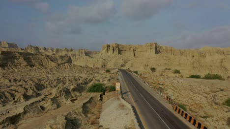 Antena-Sobre-Carretera-Vacía-A-Través-Del-Escarpado-Parque-Nacional-Hingol-En-El-Paisaje-Desértico-De-Baluchistán