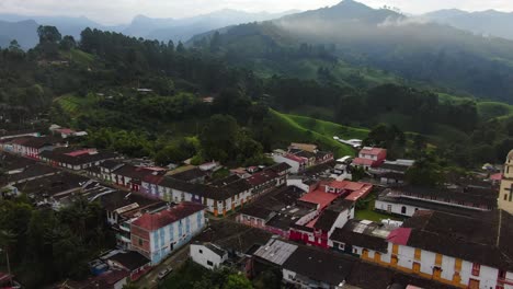 Descripción-General-De-Un-Pequeño-Pueblo-Colorido-En-Las-Montañas-De-Colombia