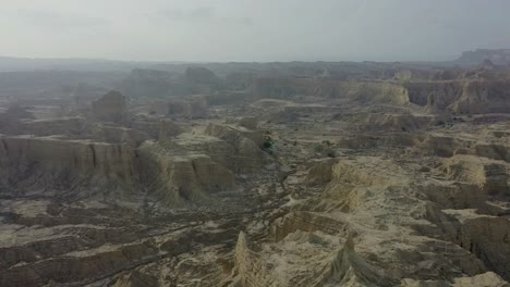 Vista-Aérea-Del-épico-Paisaje-Montañoso-árido-Del-Parque-Nacional-Hingol-En-Baluchistán
