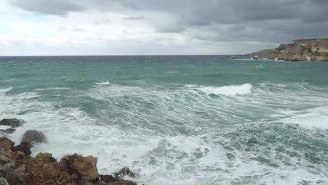 Mar-Mediterráneo-De-Color-Azul-Lavando-La-Orilla-De-La-Bahía-De-Playa-Dorada-En-Malta