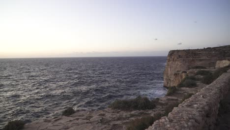 La-Puesta-De-Sol-Púrpura-Pinta-El-Cielo-Con-Un-Hermoso-Color-Cerca-Del-Mar-Mediterráneo-En-Malta
