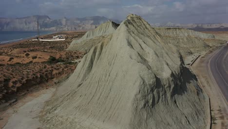 Vista-Aérea-De-La-Ladera-Erosionada-Junto-A-Una-Carretera-Vacía-Cerca-De-La-Costa-En-Baluchistán