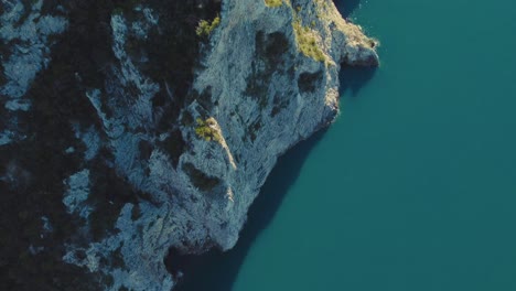 Klares-Blaues-Türkis-Und-Ruhiges-Meereswasser-An-Einer-Malerischen-Felsenküstenbucht-Am-Monte-Argentario,-Italien