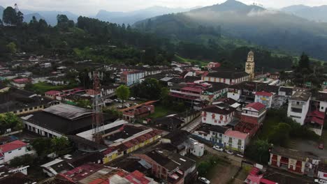 Vista-De-Cerca-Del-Tradicional-Pueblo-Cafetero-En-Las-Montañas-De-Colombia