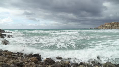 Vista-Panorámica-De-La-Bahía-De-La-Playa-Dorada-En-Malta-En-Un-Día-Nublado-En-Invierno