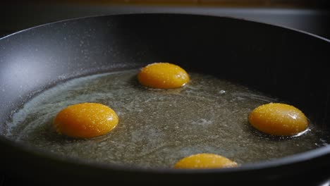 Poner-Especias,-Champiñones,-Queso-Y-Otros-Ingredientes-En-Huevos-Fritos-En-Una-Sartén