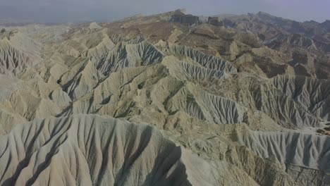 Antena-Sobre-El-épico-Paisaje-Montañoso-árido-Del-Parque-Nacional-Hingol-En-Baluchistán