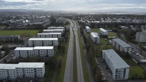 Fast-Leere-Straße-In-Der-Stadt-Reykjavik-An-Einem-Sonnigen-Tag,-Vorstadt,-Antenne