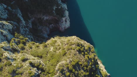 Klares-Blaues-Türkis-Und-Ruhiges-Meereswasser-An-Einer-Natürlichen-Sandstrandküstenbucht-Am-Monte-Argentario,-Italien
