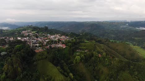 Überblick-über-Die-Traditionelle-Kolumbianische-Stadt-In-Den-Grünen-Hügeln