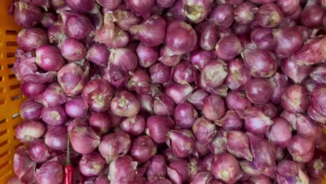 Fresh-garlic-for-sale-at-Market,-close-up