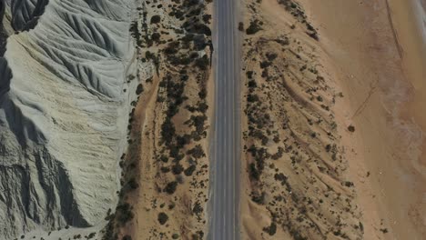 Luftaufnahme-Der-Leeren-Küstenstrandstraße-Entlang-Des-Verwitterten-Hügels-In-Belutschistan