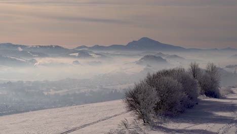Atemberaubender-Panoramablick-Auf-Die-Winterlandschaft-Mit-Bergen-Und-Dorf-In-Der-Ferne