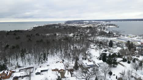 Aerial-video,-drone-pushing-northward-over-the-Dunes-at-Beachwood-Park-in-Muskegon