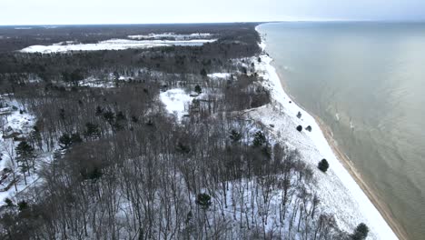 Shoreline-of-the-Great-Lake-Lake-Michigan-in-winter