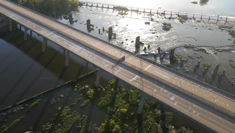 Puentes-Sobre-El-Río-James-En-Richmond,-Virginia-|-Vista-Aérea-Panorámica-Hacia-Arriba-|-Verano-2021