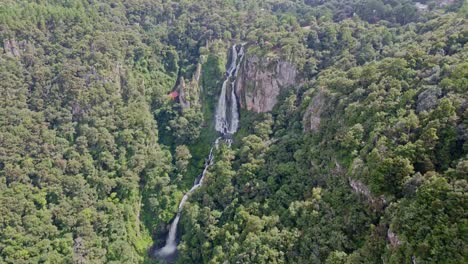 In-Der-Nähe-Eines-95-Meter-Hohen-Wasserfalls-Inmitten-Von-2-Magischen-Mexikanischen-Dörfern