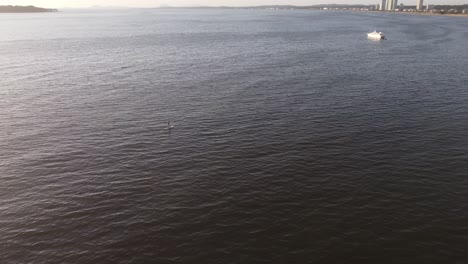 Luftaufnahme-Einer-Person,-Die-Während-Des-Sonnenuntergangs-An-Der-Küste-Des-Atlantischen-Ozeans-In-Uruguay-Auf-Einem-Stand-up-paddel-Paddelt