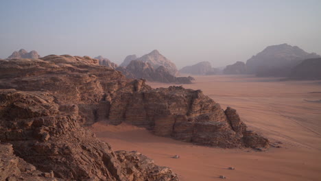 Wadi-Rum-Jordan,-Wüstenlandschaft-Eines-Anderen-Planeten,-Felsige-Hügel,-Sand-Und-Nebliger-Horizont,-Panorama