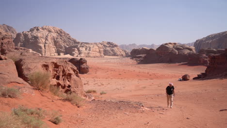 Hombre-Solitario-Caminando-Sobre-La-Arena-En-El-Desierto-En-Un-Día-Caluroso-Y-Soleado