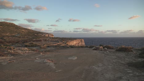 Puesta-De-Sol-Pinta-Color-Púrpura-Fundido-En-Plateu-Cerca-De-La-Costa-En-El-Mar-Mediterráneo-En-Malta
