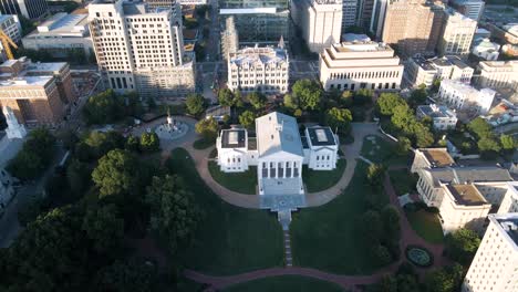Virginia-State-Capitol-In-Richmond,-Virginia-|-Kreisendes-Luftbild-|-Sommer-2021
