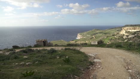 Felsige-Straße-An-Einem-Windigen-Tag,-Die-Zur-Küstenlinie-Nahe-Dem-Mittelmeer-In-Malta-Führt