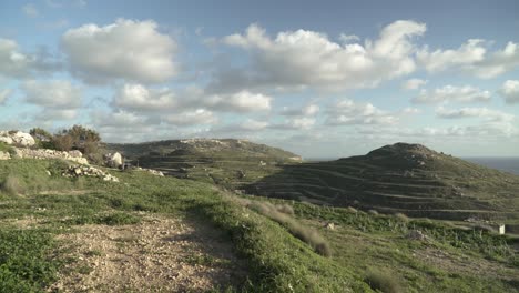 Langsamer-Panoramablick-Auf-Das-Grün-Mit-Der-Wunderschönen-Landschaft-Maltas-Im-Winter