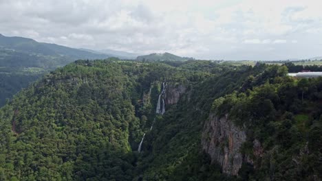 Wunderschöner-95-Meter-Wasserfall-Im-Zentralmexikanischen-Gemäßigten-Wald