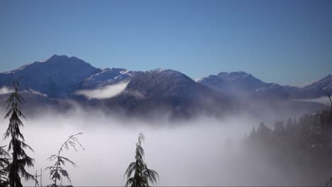 Niebla-De-Montaña-En-La-Isla-De-Vancouver,-Canadá