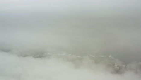 Lange-Luftaufnahme,-Die-Durch-Wolken-Fliegt-Und-Die-Küstenlinie-Von-Kapstadt,-Südafrika,-Enthüllt