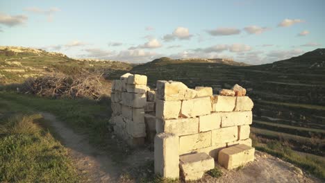 Refugio-Hecho-De-Rocas-Y-Construido-Sobre-Una-Colina-Con-Vista-Al-Mar-Mediterráneo-Y-Vegetación