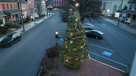 Christmas-tree-lit-in-outdoor-town-square-at-holidays