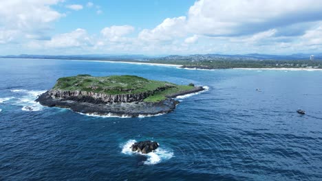 Gran-Formación-De-Islas-Rocosas-Que-Se-Eleva-Desde-El-Océano-Creando-Un-Ecosistema-Natural